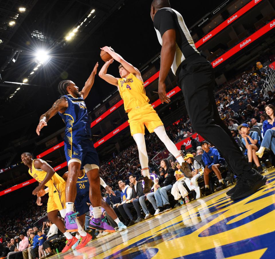 布朗尼缺席！湖人遭勇士逆转夏联首败 斯威德24+8克内克特13中3