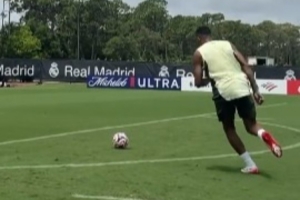 姆总状态回升！姆巴佩晒训练时精彩射门&amp;庆祝，上场打入精彩侧钩