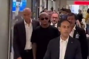 开云-韦斯利抵达罗马&amp;即将加盟红狼军团！大批球迷&amp;记者等候