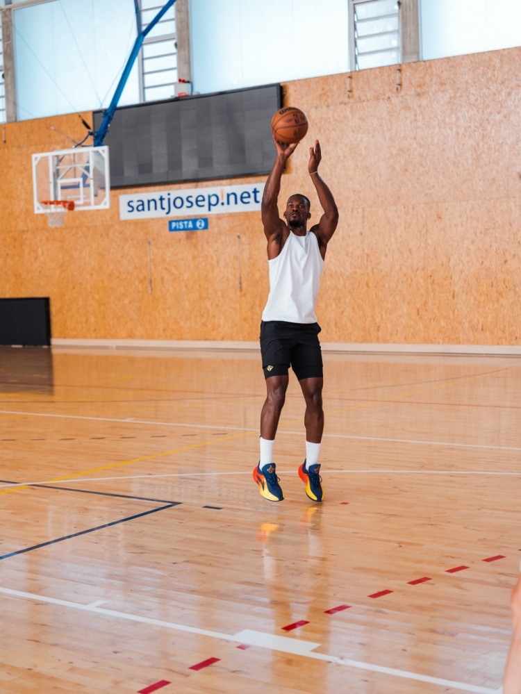 开云-不打码了!巴特勒西班牙度假打球上脚新一代签名鞋