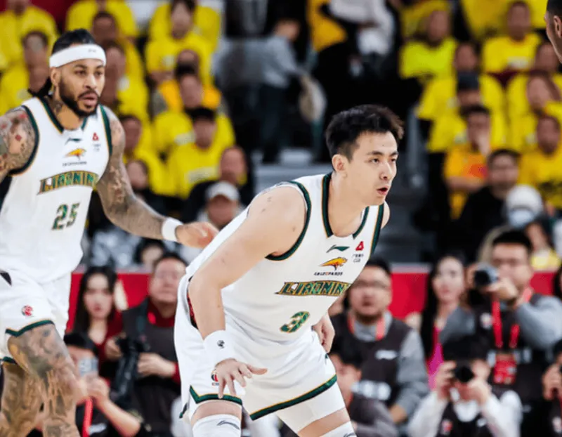 开云体育APP下载-赵继伟上半场5中2，三分3中0得到4分4篮板3助攻