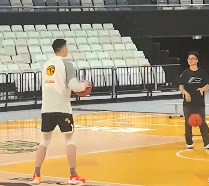 开云体育入口-有趣！胡金秋回到广厦队就投入训练，王博：不准训练，回家陪孩子|浙江广厦|中国男篮|比赛|球员|球队_新浪体育_新浪新闻